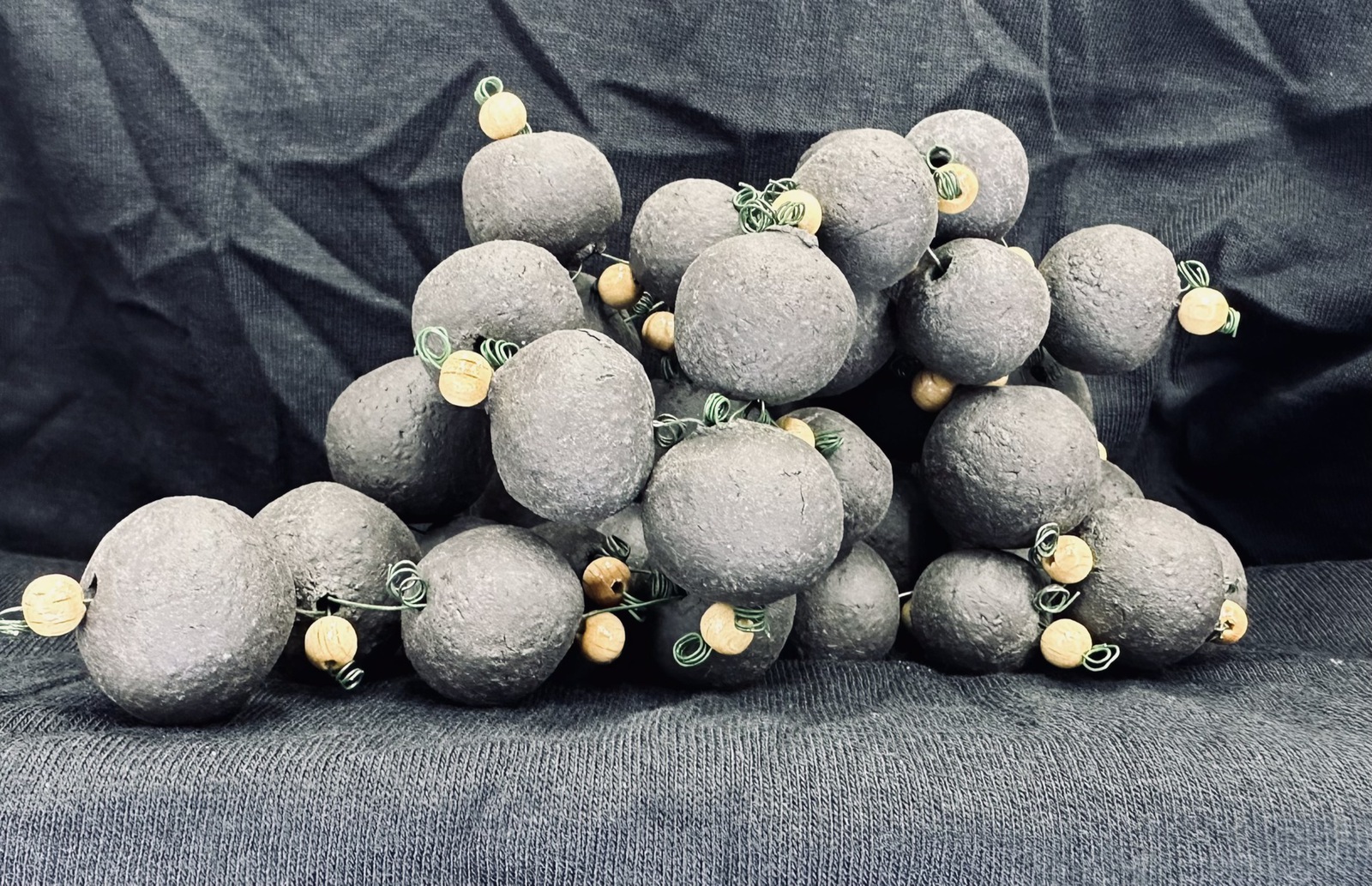 Gebonden zwarte balletjes.