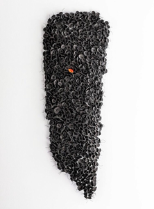 Wandobjecten van keramiek.