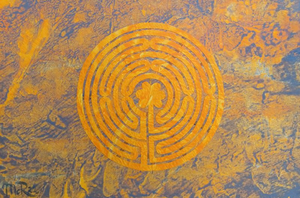 Het labyrint als symbool voor de reis door jezelf en de tijd.