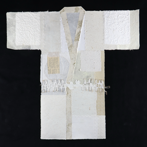 Sashiko is een traditionele wijze om stof te versterken met stikselpatronen, met name met wit garen op indigo stof. Het is een traditie die stamt uit de 17de eeuw en die verspreid over heel Japan voorkomt. Alhoewel we die lichte steekjes op donkerblauwe stof nu heel decoratief vinden, is de oorspronkelijke reden om dit te doen veel prozaïscher: puur ter versterking van de (handgeweven) stof, om slijtage te maskeren of om bij het watteren van de stof de diverse lagen goed aan elkaar te naaien. 