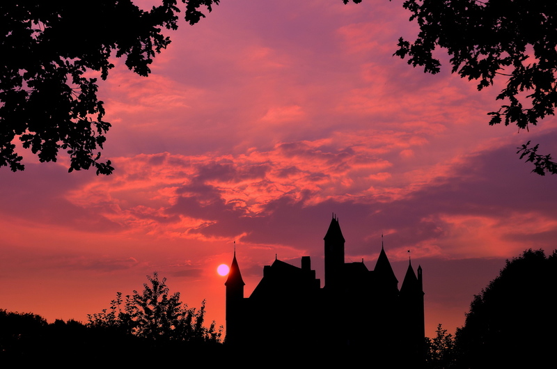 Kasteel Doornenburg bij zonsondergang