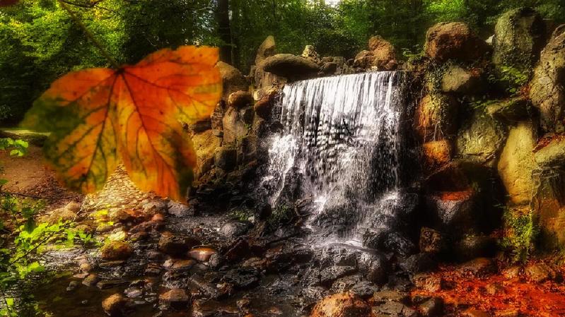 Waterval in de herfst