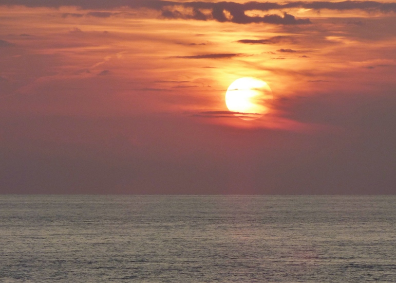 Zonsondergang aan zee