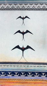 Deze vrij in de ruimte hangende doeken tonen symbolische motieven, zowel traditioneel als eigentijds. 