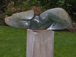 Torso's, zowel mannen als vrouwen of combinaties zijn mijn specialiteit. De mens is zo verschillend en daarom ook altijd weer een uitdaging om te maken. Doordat er gebruik wordt gemaakt van de ruwe stukken in de steen levert dit een mooi effect.