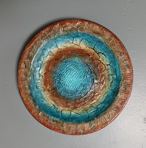 Deze borden zijn beschilderd met acryl gieten of craquelé pasta.