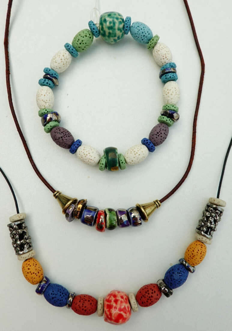 Voorbeelden kleine colliers en armbanden - Beispiele kleine Colliers und Armbänder - small colliers and bracelets - colliers et bracelets petits