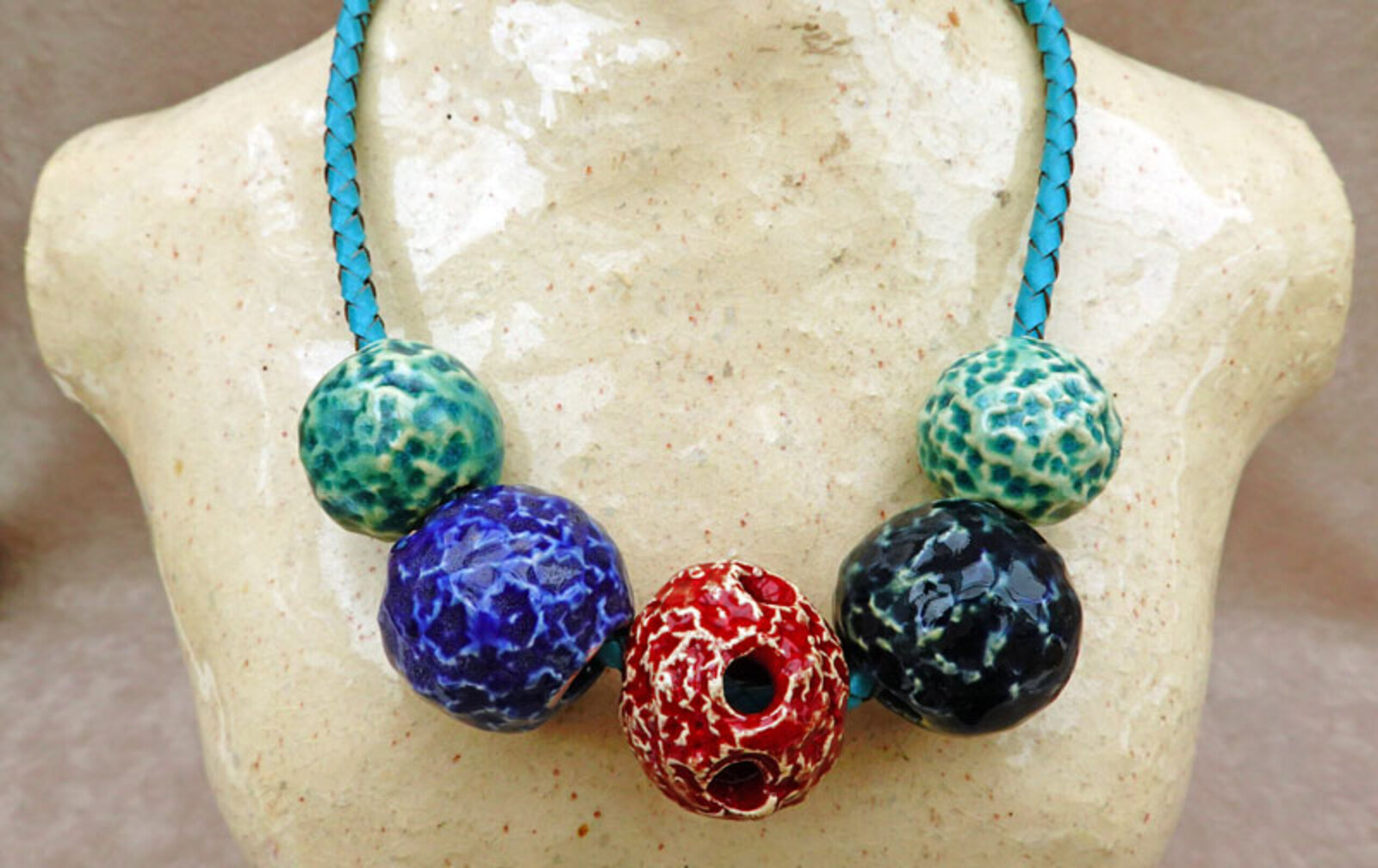 Collier met grote kralen, Collier mit großen Perlen, collier with big beads , collier avec perles grandes