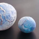 Een oude techniek in een nieuw jasje. De bolvormige objecten zijn gevilt van merinowol en geheel hol van binnen. De bollen worden geleverd met een sokkel.