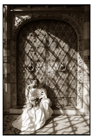 trouwfoto voor prachtige deur