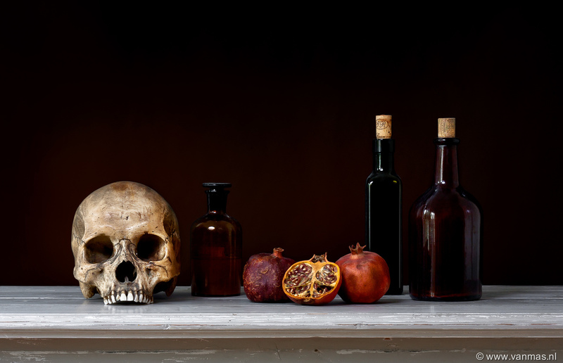 Stilleven met schedel en granaatappel