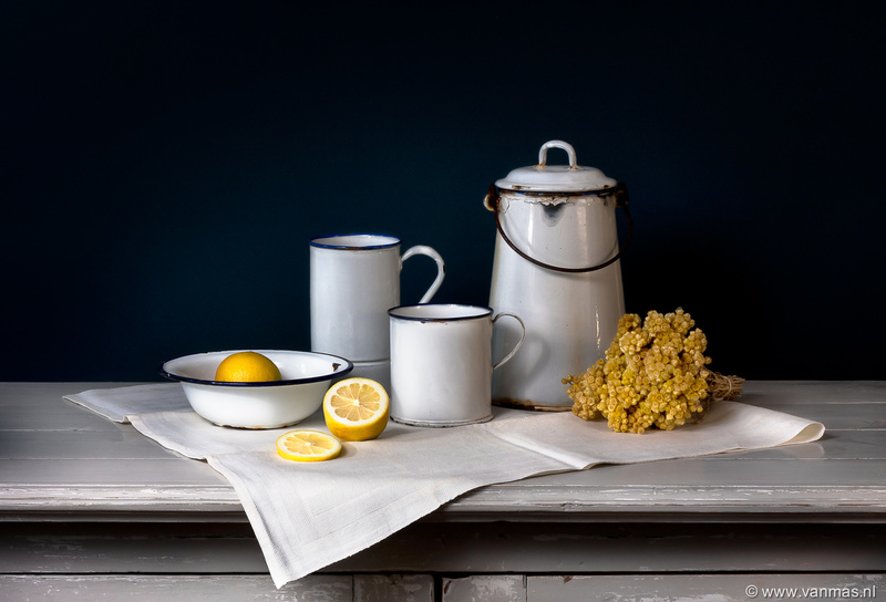 Stilleven met citroen en emaille