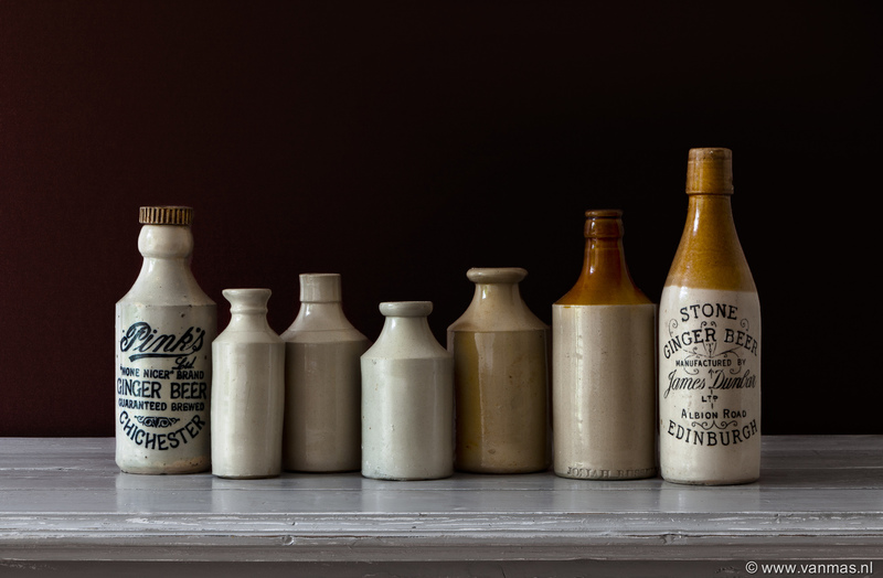 Stilleven met aardewerk flesjes