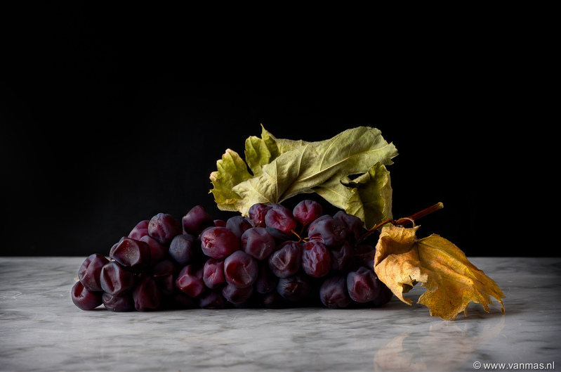Stilleven met droge druiven