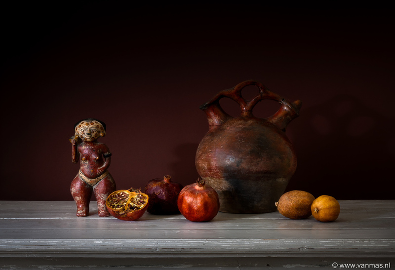 Stilleven met afgodsbeeldje