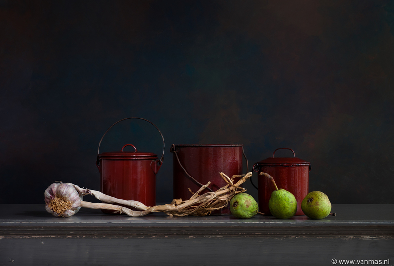 Stilleven met emaille potten, knoflook en peren