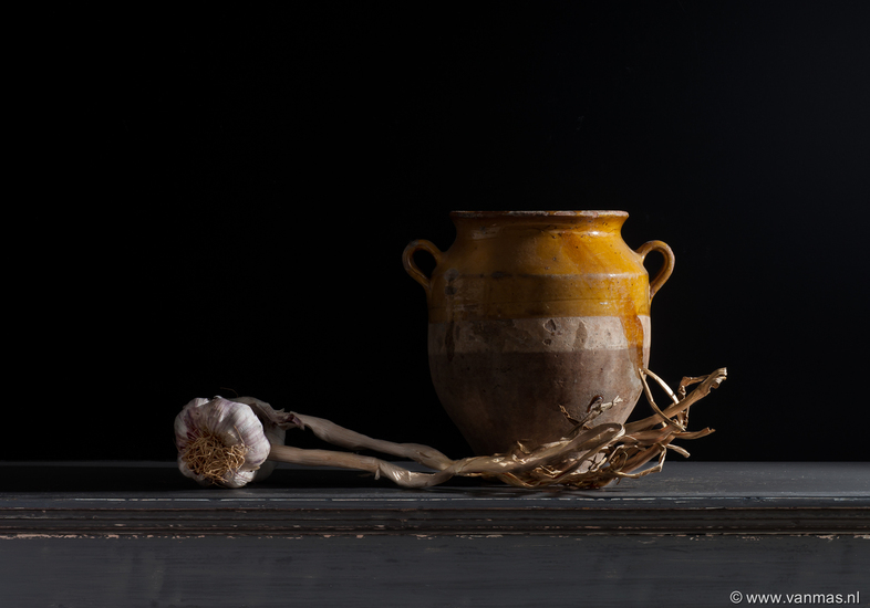 Stilleven met gele pot