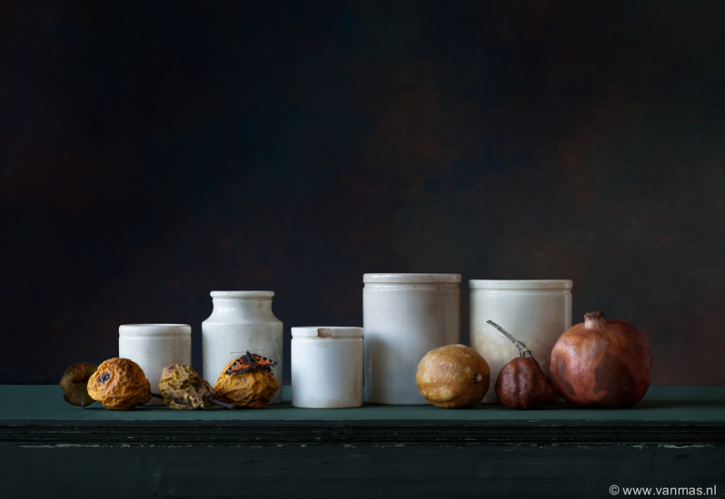 Stilleven met zalfpotjes en gedroogd fruit