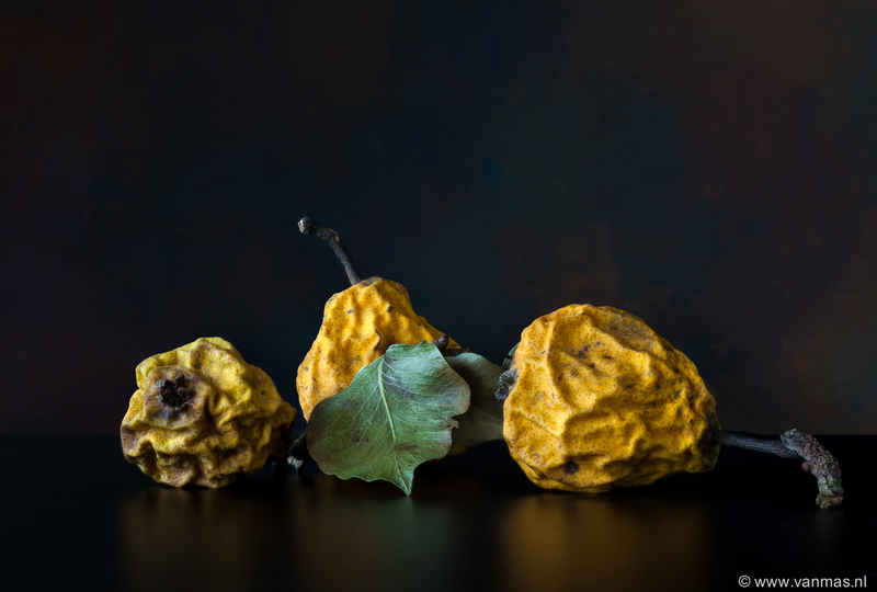 Stilleven met gedroogde peren