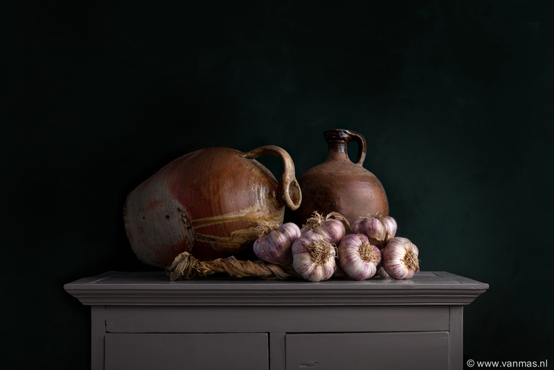 Stilleven met kruiken en knoflook