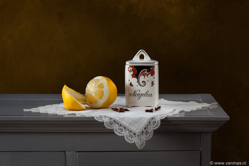 Stilleven met kruidnagel en citroen