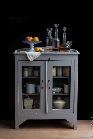 Stilleven op antiek kastje