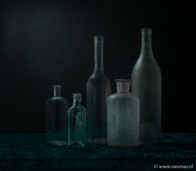 Stilleven met groen glas