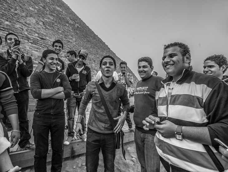 Jongens bij pyramide