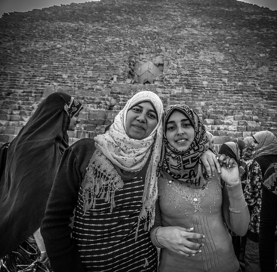 Meisjes bij pyramide 2