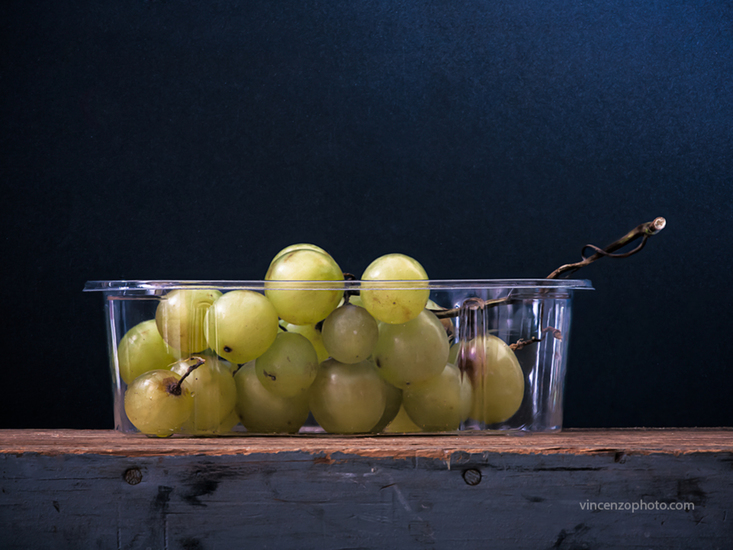 Witte druiven in plastic