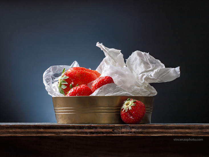 Aardbeien in gouden bakje