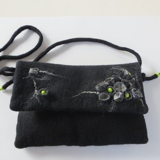 Handgevilte tas zwart met groen