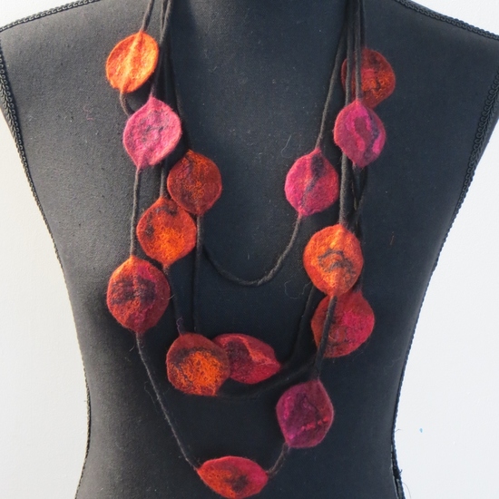 Ketting van vilt in roodtinten