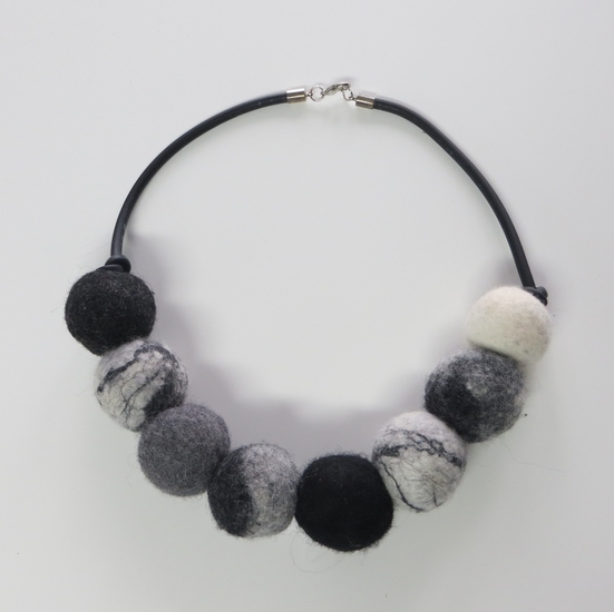 Vilten ballen aan rubber