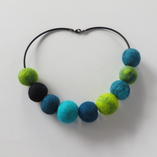 Vilten ballen aan rubber