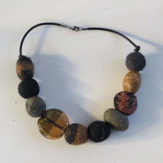 Vilten ballen aan rubber