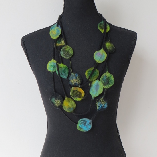 Ketting van vilt groentinten