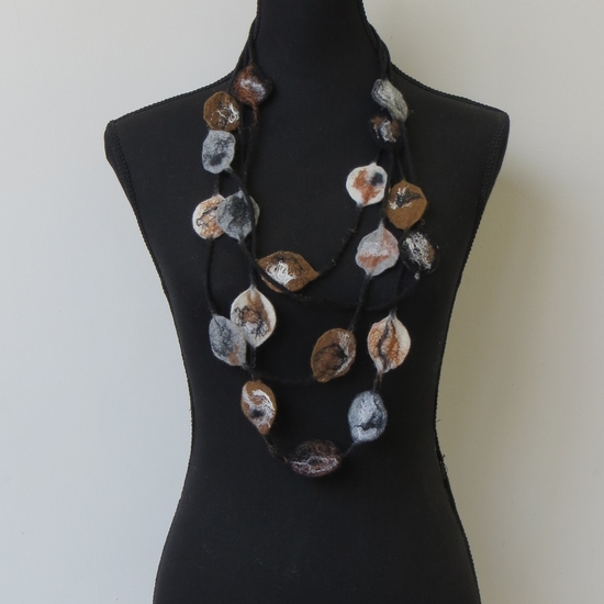 Ketting van vilt in bruintinten