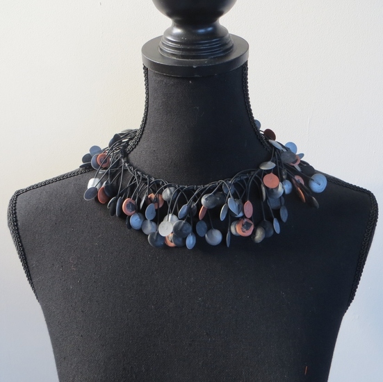 Rubberen choker in natuurtinten