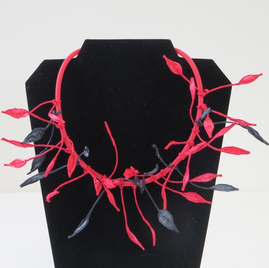 Rubberen choker met papiergaren