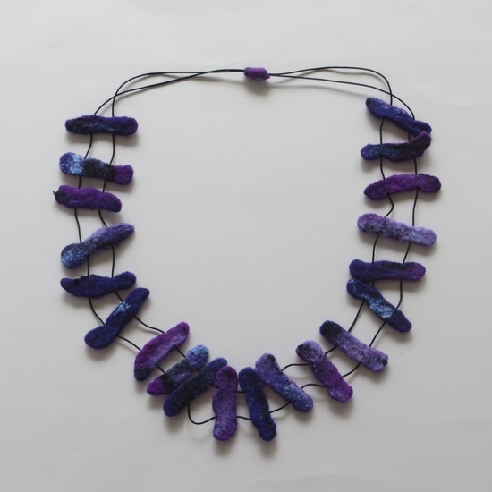 Ketting van handgevilte paarse segmenten