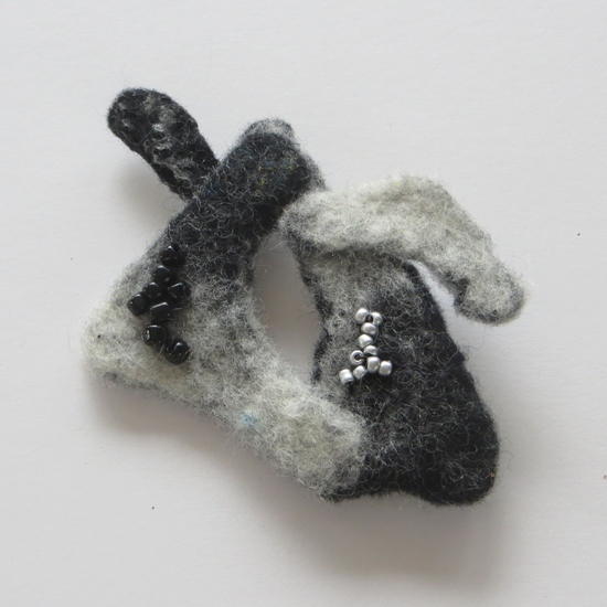 Broche van vilt en kralen