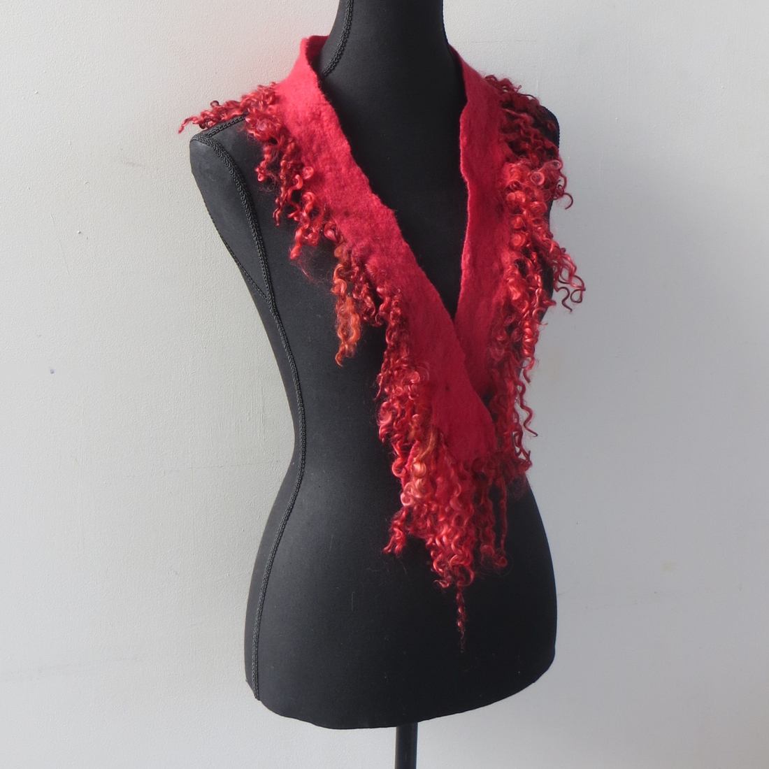 Rode sjaal met wolkrullen