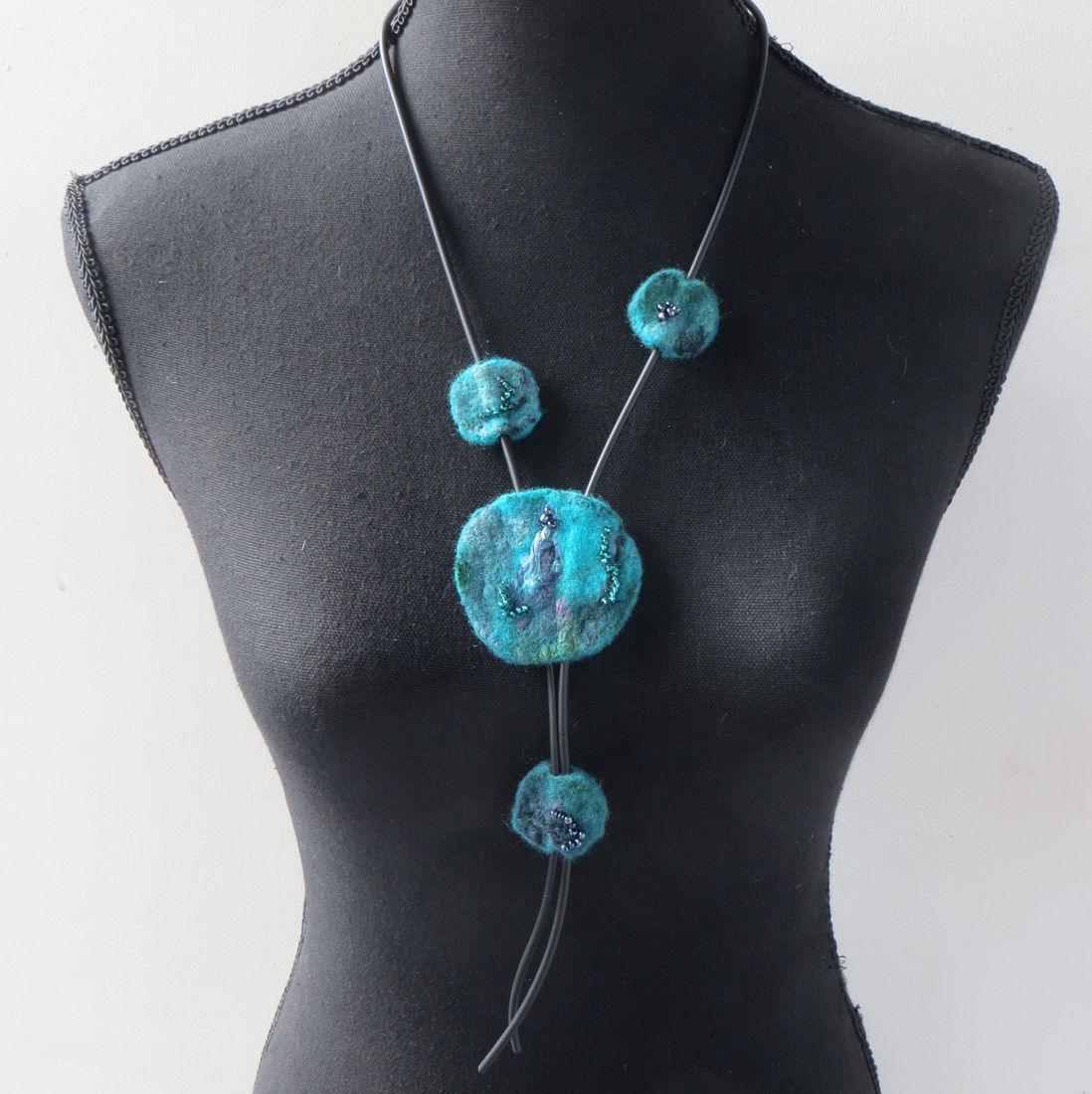 Rubberen ketting met groene handgevilte cirkels