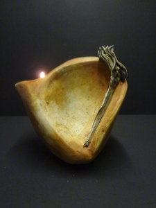 Keramiek waarin de as of haren van de overledene in is verwerkt.
Ook kan het een kunstwerk (urn) zijn waarin de as wordt bewaard.