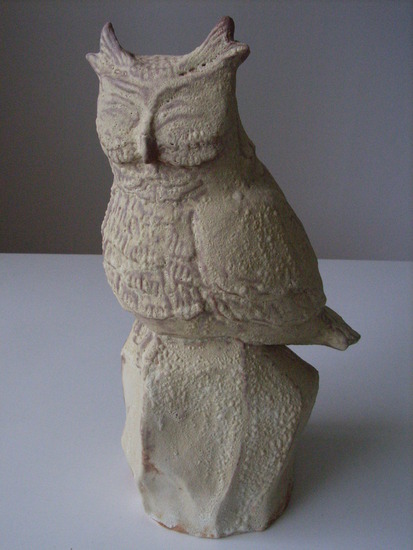 Uil op een rots, steengoed