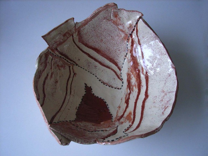 Schaal met rood- en witbakkende klei
