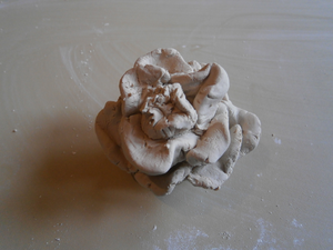 Klei, speksteen, steen. Sommige originelen zijn te koop. Alles is in kunstprint verkrijgbaar. Zie Kunstshop voor prijzen en formaten. 