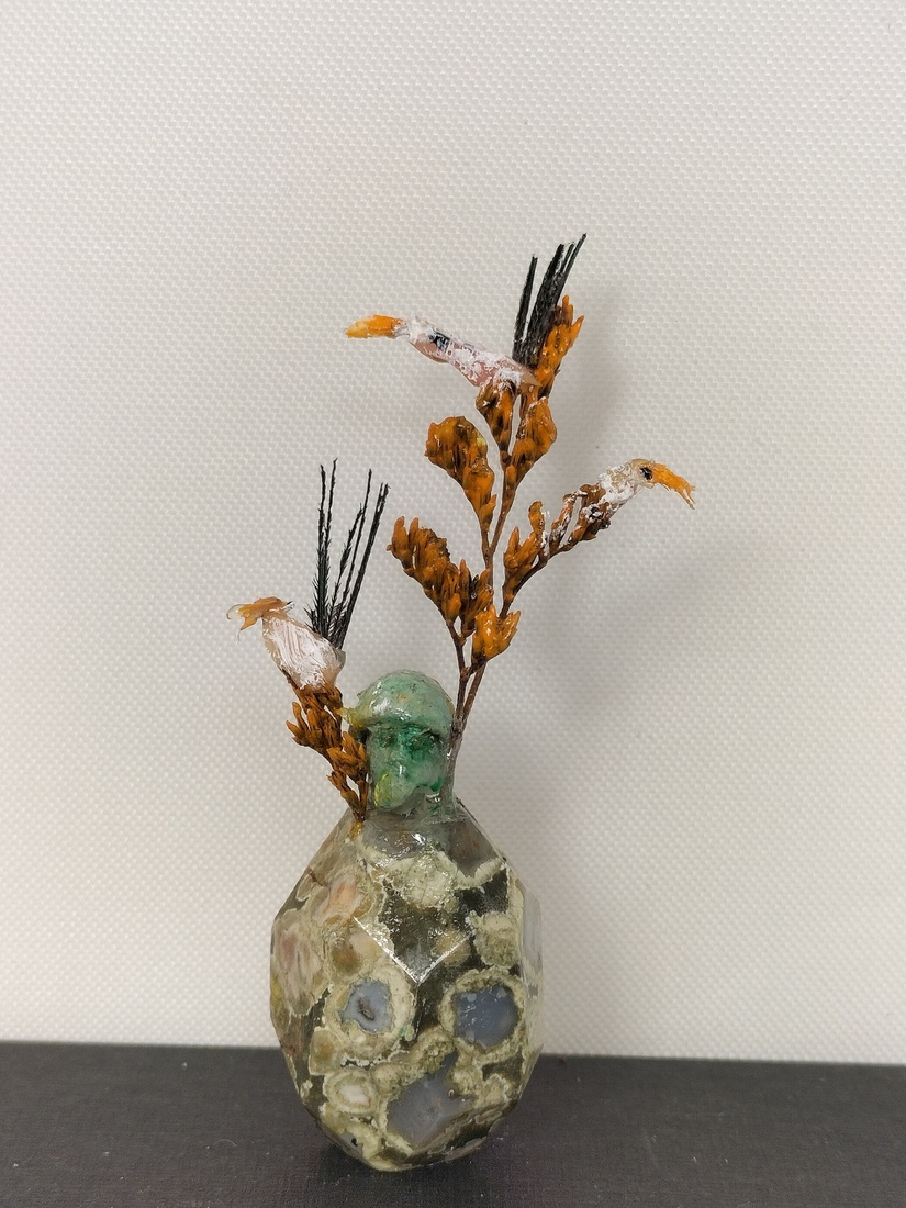 mixed media in spiegelkastje in lijst