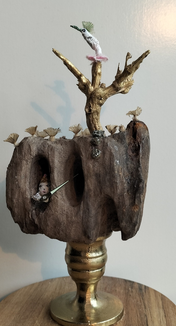 mixed media in glazen stolp